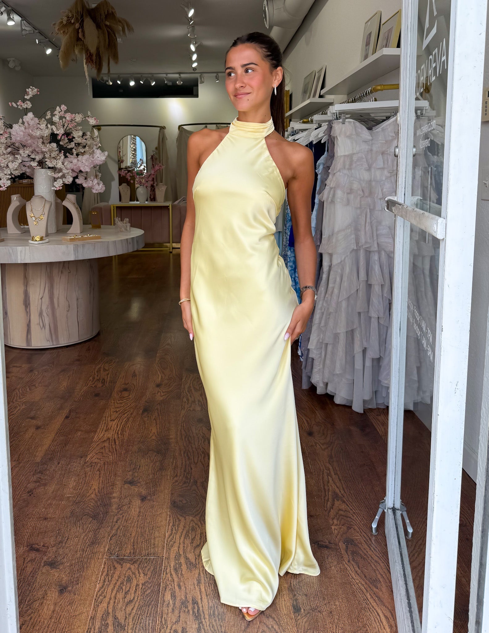Savenora | ZEYNEP Satin-Maxikleid mit Halterausschnitt