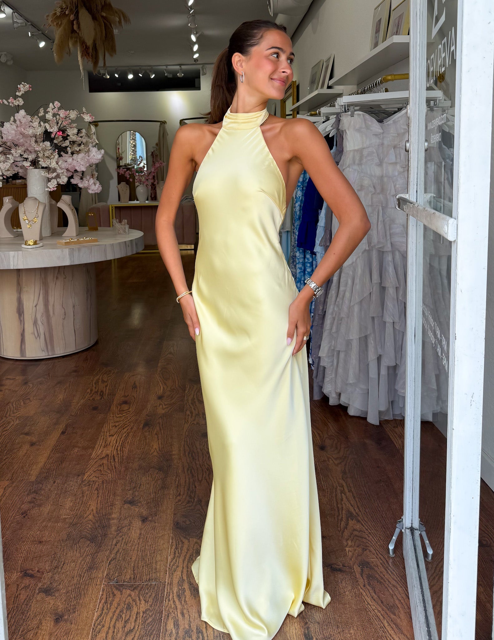 Savenora | ZEYNEP Satin-Maxikleid mit Halterausschnitt