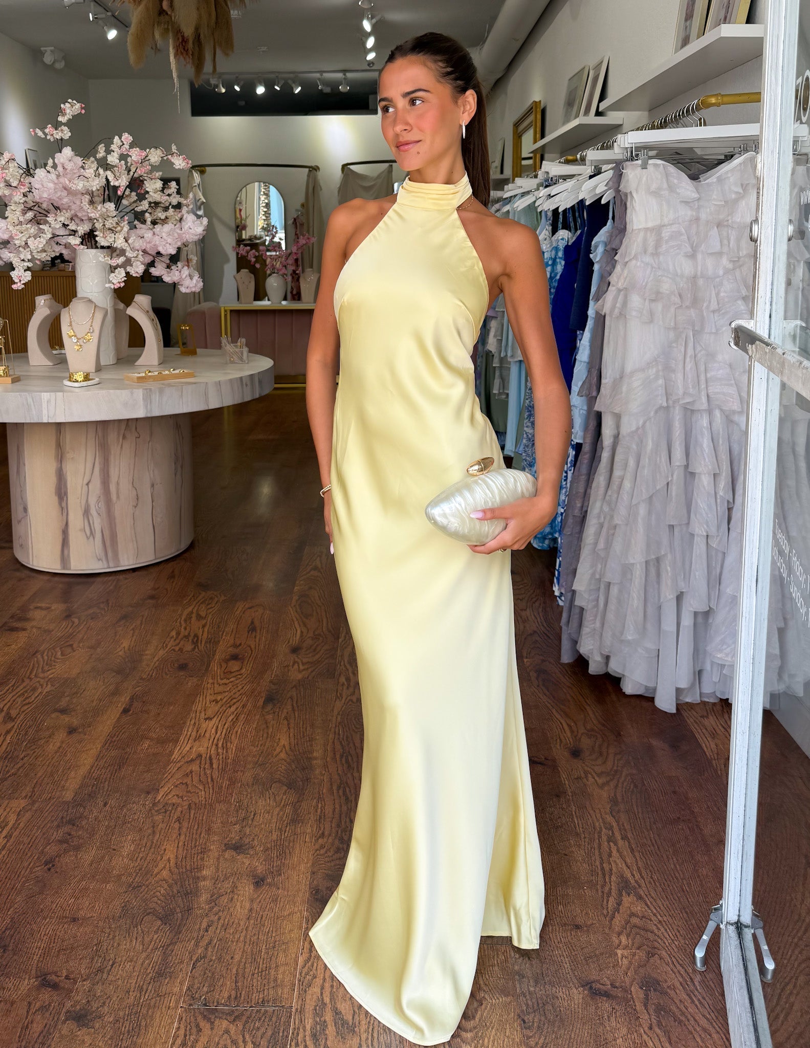 Savenora | ZEYNEP Satin-Maxikleid mit Halterausschnitt