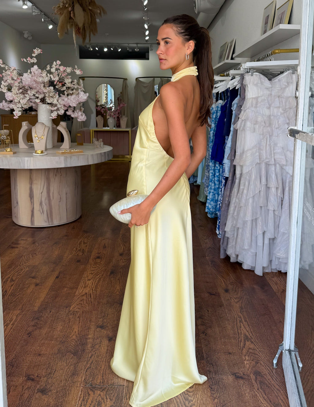 Savenora | ZEYNEP Satin-Maxikleid mit Halterausschnitt