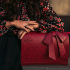 Monikas stilvolle Schleifenhandtasche