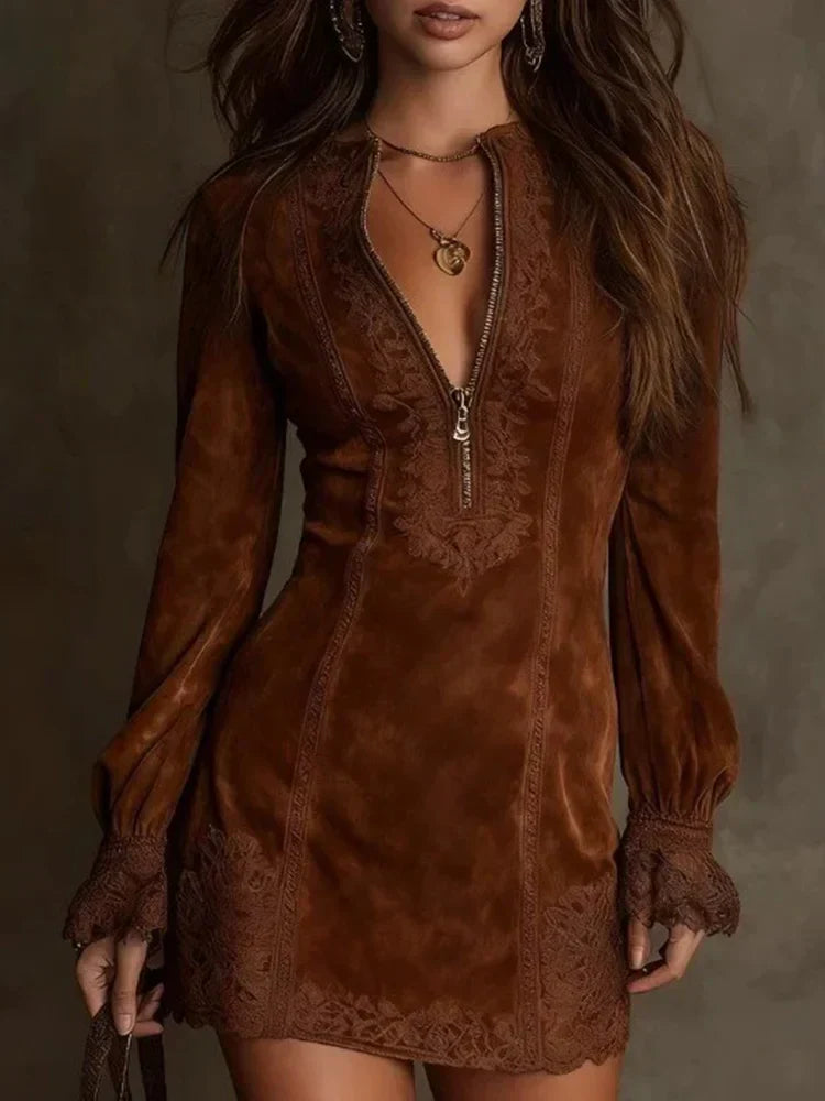 Gina™ – Kurzes Wildlederkleid mit Spitzenakzenten – Elegant & Feminin