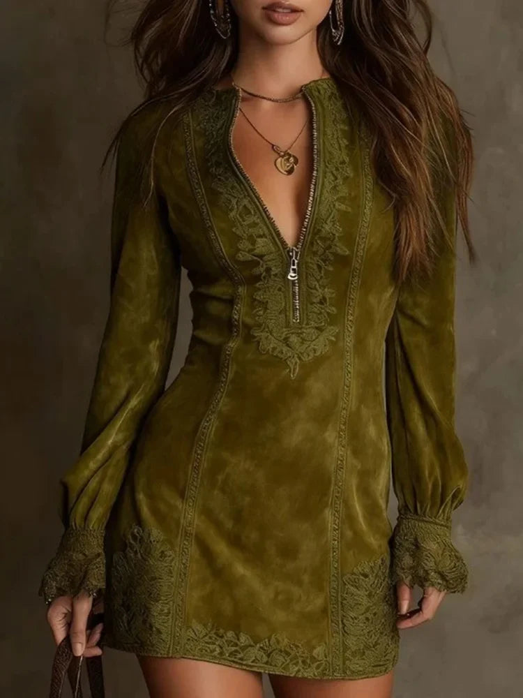Gina™ – Kurzes Wildlederkleid mit Spitzenakzenten – Elegant & Feminin