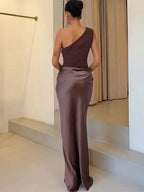 Amber™ – Satin Maxikleid mit einem Schulterdesign